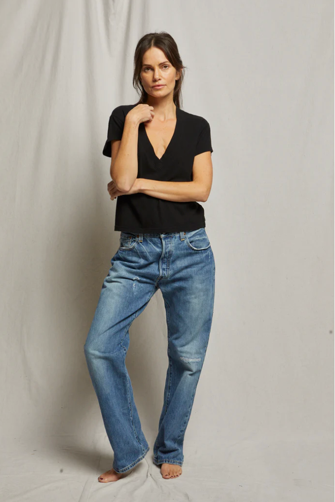 ALANIS V NECK TEE