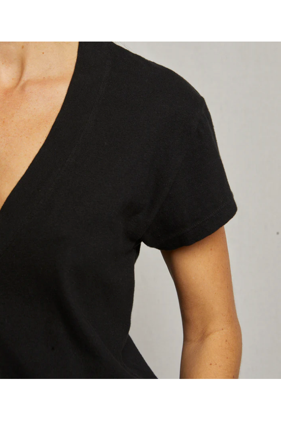ALANIS V NECK TEE