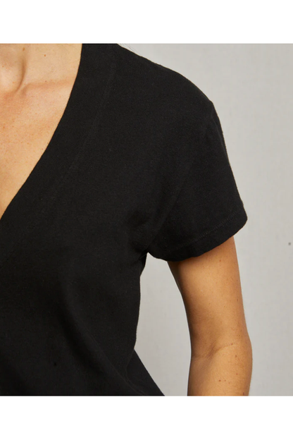 ALANIS V NECK TEE