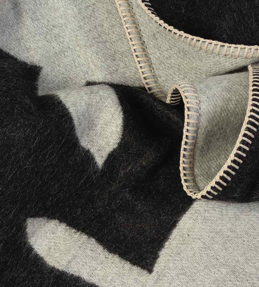 REVERSIBLE THROW BLACK LOTTA LOVE