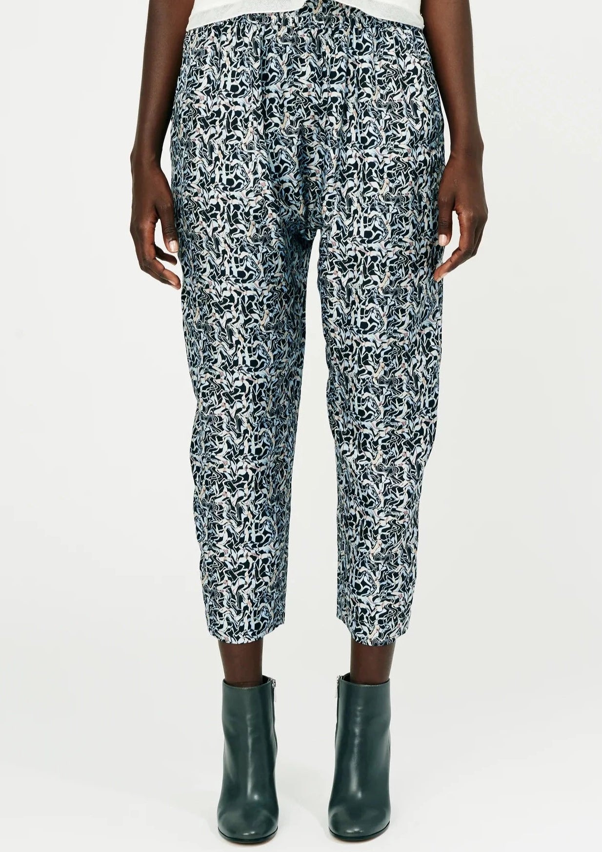 These printed pants are loose fitting pant that are great for a night in Malibu.  100% silk.  Runs true to size.