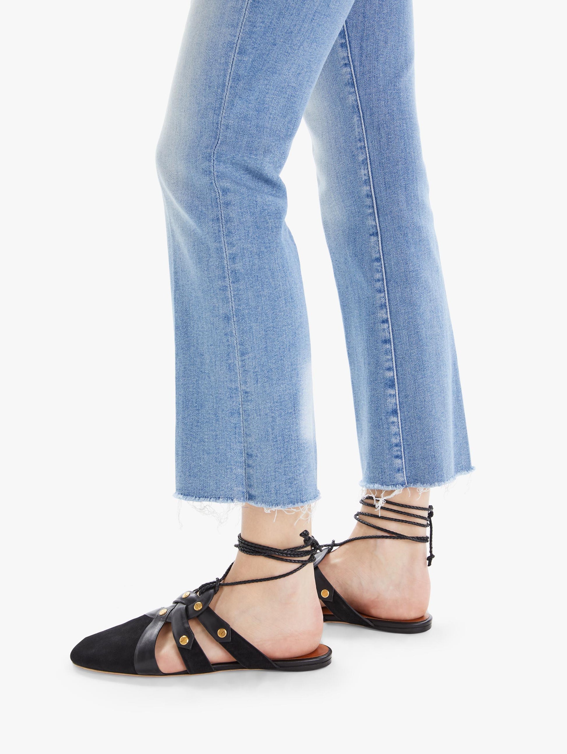This pair of denim are high rise, with an ankle-length inseam and a raw hem.