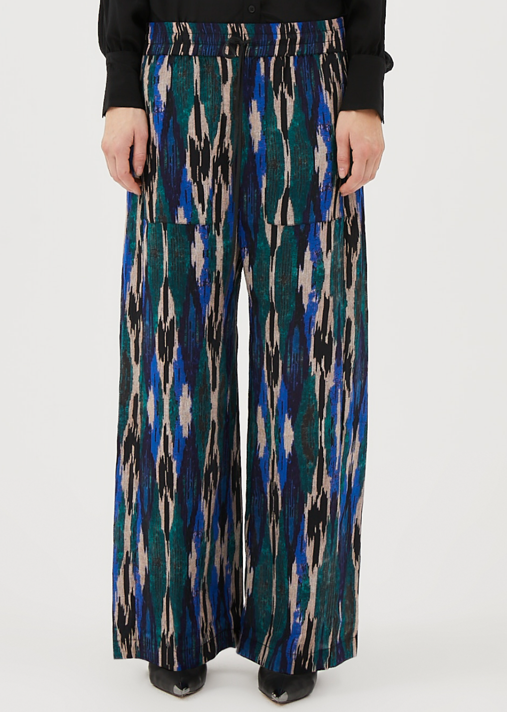 The Noia Emilia pant feature a groovy pattern that can easily be paired with a nice blouse or a comfortable t-shirt. They feature an elastic waistband and a clean hem.  Fits true to size.