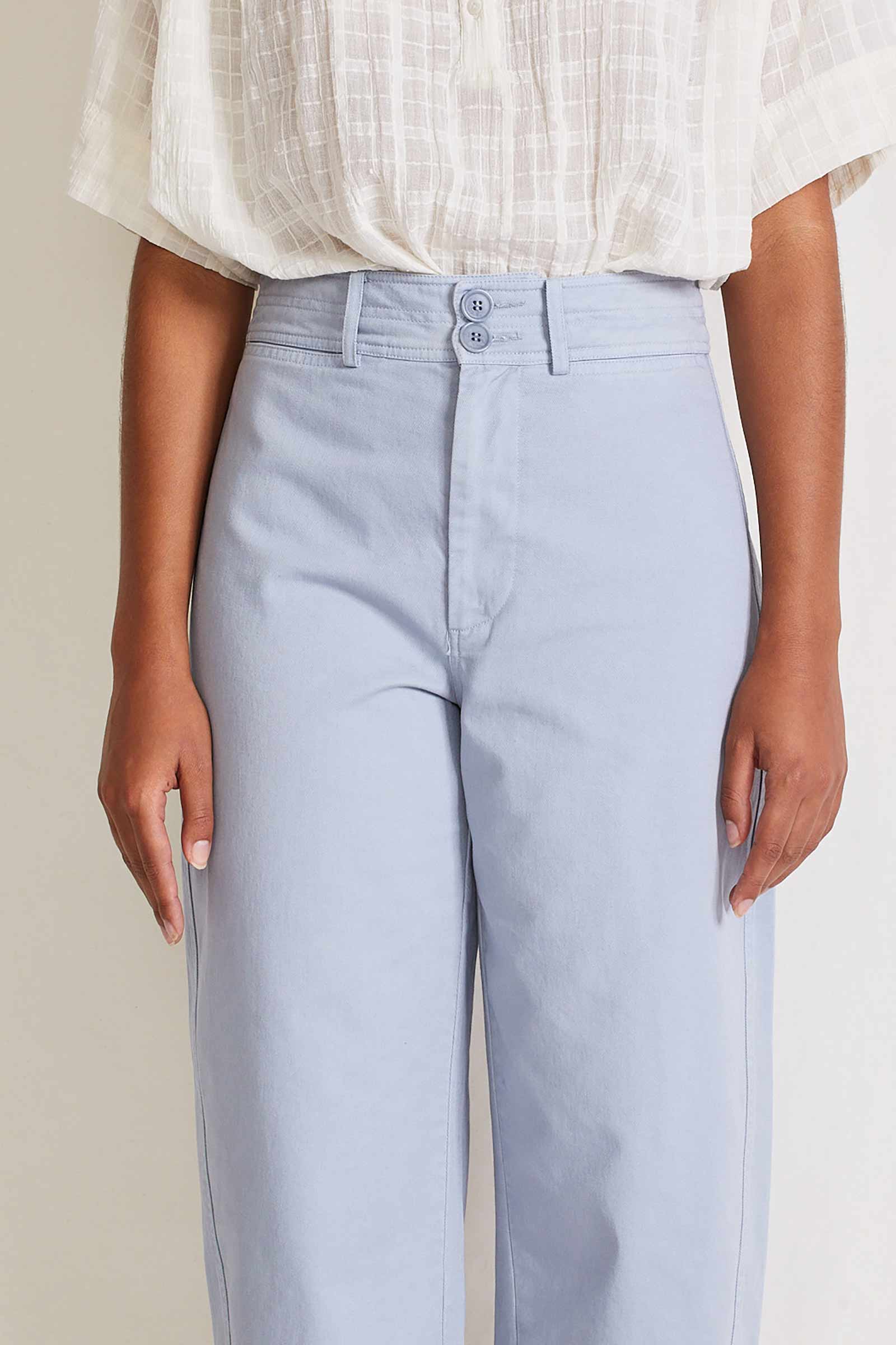 These are an easy staple pant for the summer. Completes with zip closure and a two button detail. Pockets on front and back and are slightly cropped. Made of 100% cotton.